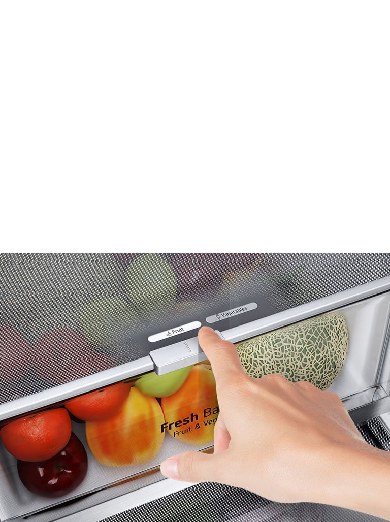 Los cajones inferiores del refrigerador están llenos de alimentos frescos. Una imagen en el interior amplía el botón de control para elegir el nivel de humedad óptimo para mantener los alimentos frescos.